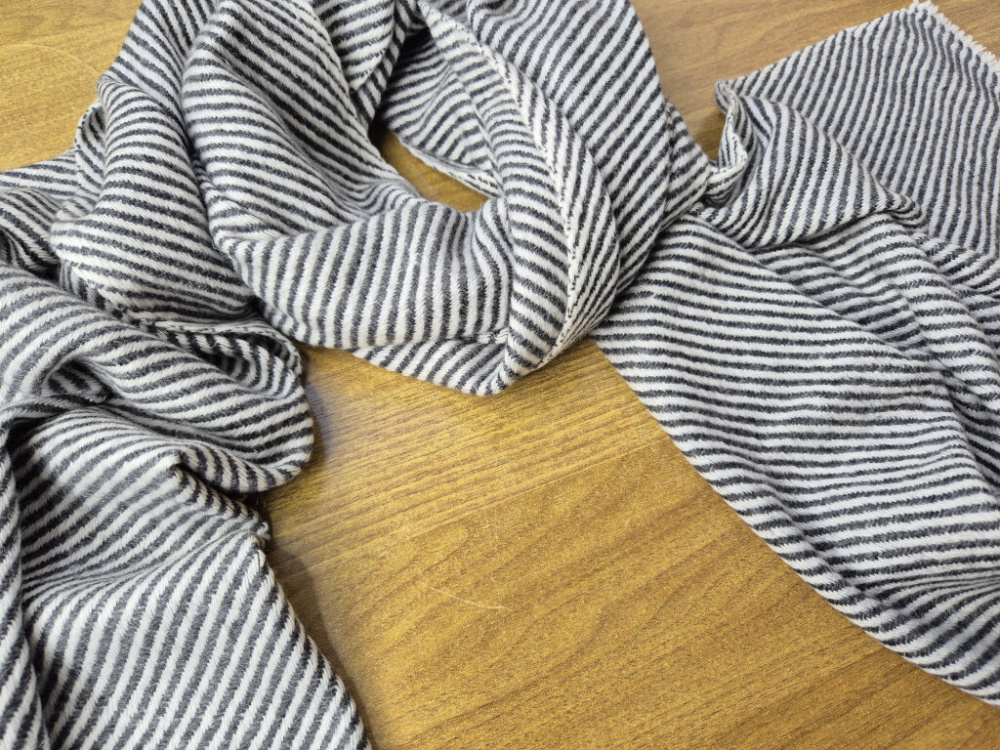 Preview: Kaschmir-Schal | Rauchgrau & Perlweiß | flauschig und weich | 66×202 cm